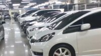 Membeli mobil bekas memang susah-susah gampang, Terkadang mobil yang tampilan luarnya bagus dan cantik belum tentu mesinnya seperti tampilan luarnya. Oleh karena itu, para pembeli harus teliti dalam hal ini, Perhatikan sejarah kepemilikan dari mobil tersebut.