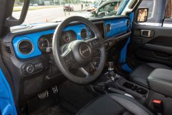 Jeep J6 Dengan Dua Pintu Dengan Warna Biru Langit
