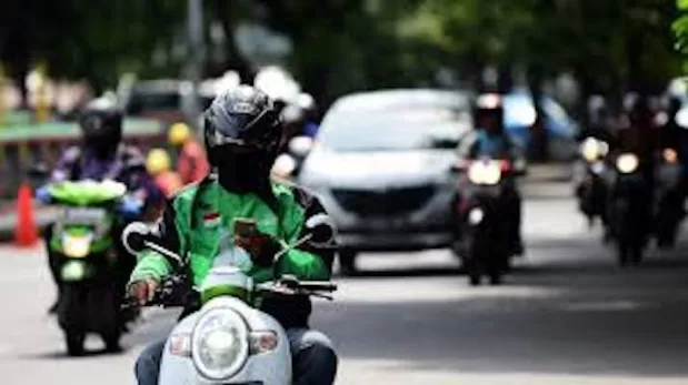 Tips Berkendara Aman Saat Beraktivitas di Jalan Raya
