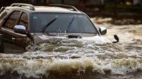 Tips Lintasi Genangan Air Atau Banjir