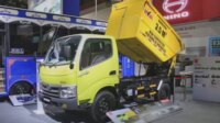 Hino Hadirkan Dutro Truk Sampah Mini Compactor Pertama di Indonesia