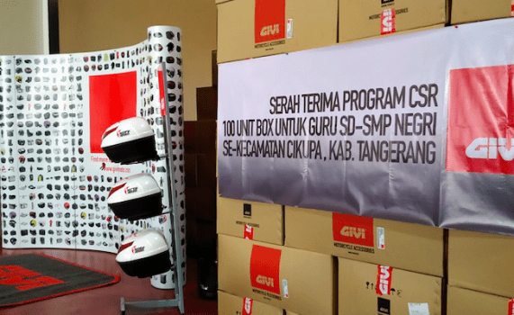 Givi Indonesia Serahkan 100 Box Ke Guru di Cikupa