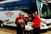 Daimler Commercial Vehicles Indonesia berikan bantuan SEMBAKO dan Masker kepada Pengemudi Bus dan Truk