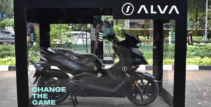 Serah Terima Pertama Motor Listrik Alva One kepada Konsumen di Indonesia
