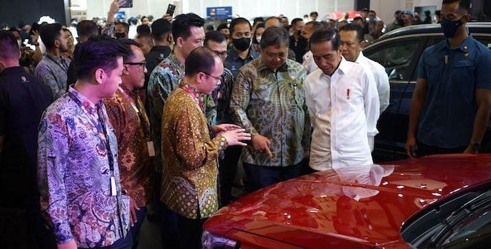 Jokowi Mampir Ke Booth Chery Di IIMS 2023