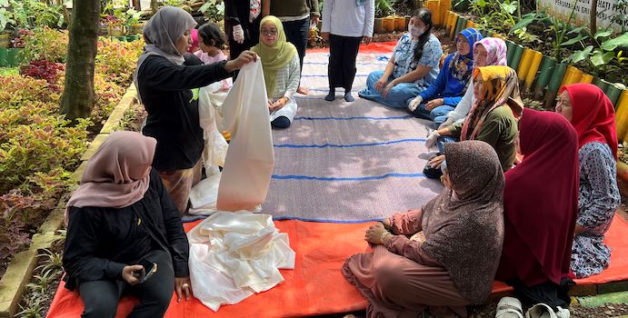 Hino Berikan CSR Training Eco Printing Batik