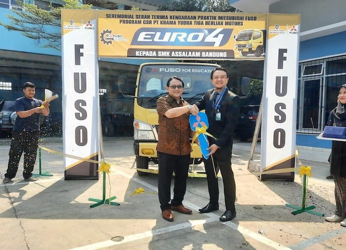 KTB Donasikan Fuso Canter Euro4 Ke SMK Assalaam Bandung