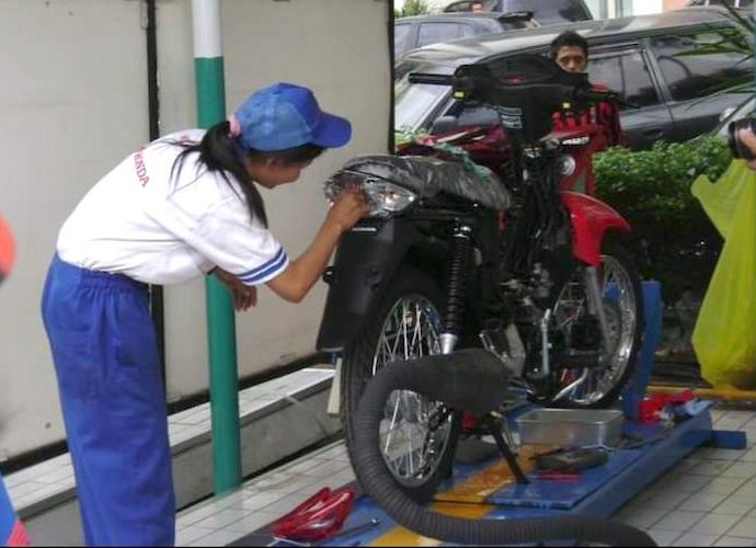 Dua Wanita Hebat di Balik Bengkel Motor Honda AHASS
