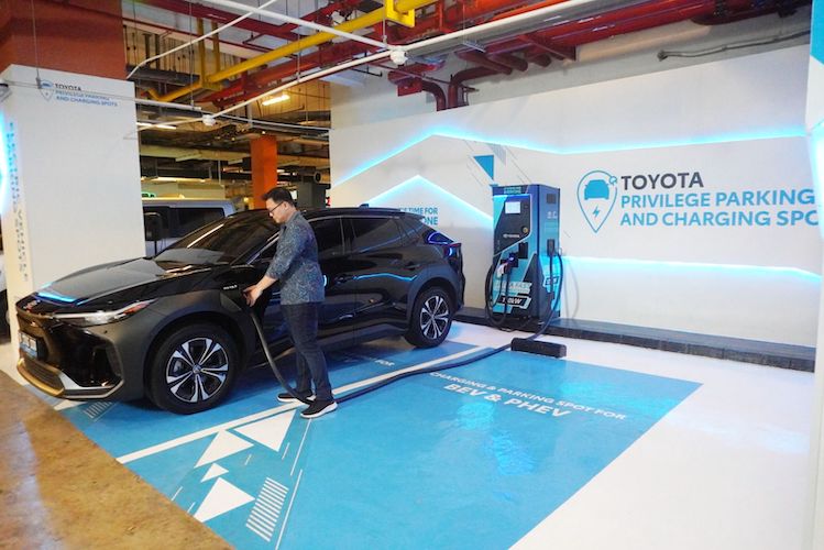 Kijang Innova Zenix HEV & Yaris Cross HEV Dorong Penjualan Kendaraan Elektrifikasi Toyota