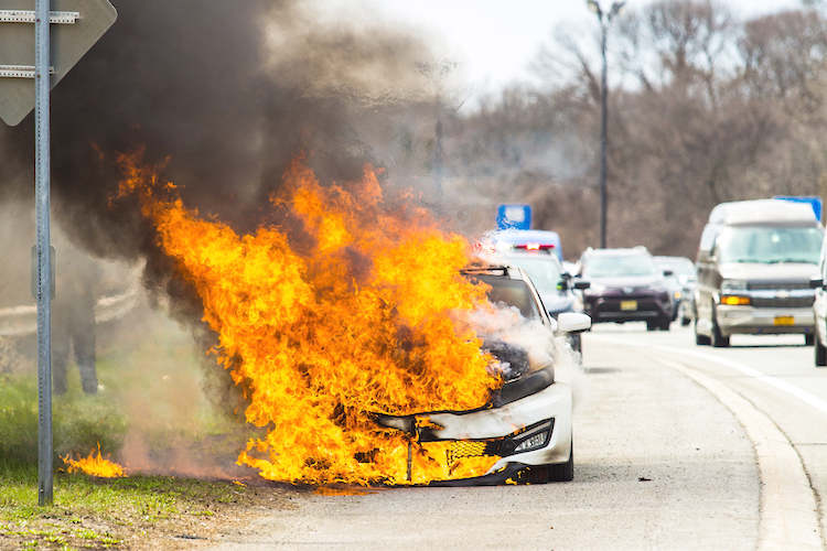 Asuransi Tanggung Mobil Terbakar di Jalan Raya ?