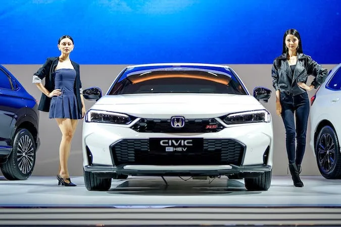 Honda Bawa New Civic RS e:HEV dan Mobil Elektrifikasi di IIMS Surabaya 2025