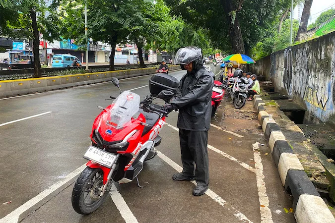 Tips Berkendara Motor Saat Hujan 5 Cara Tetap Aman dan Fokus