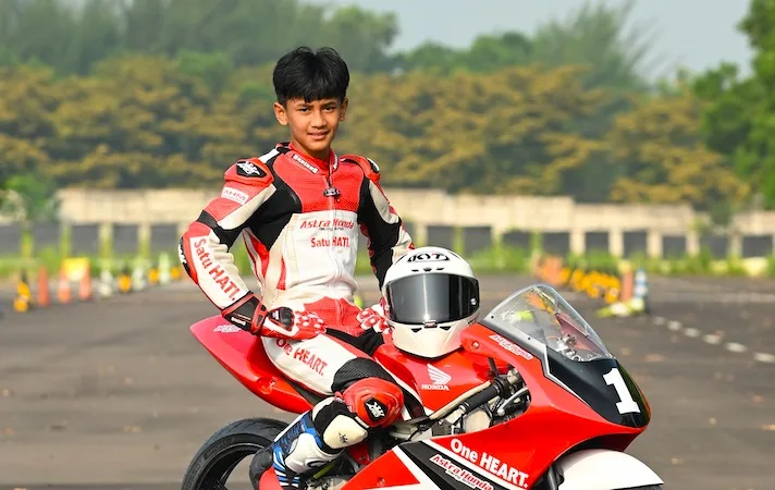 Dua pebalap muda Astra Honda, Ziven Rozul dan Bintang Sukma, siap debut di Thailand Talent Cup 2025. Mereka tampil percaya diri bawa nama Indonesia!