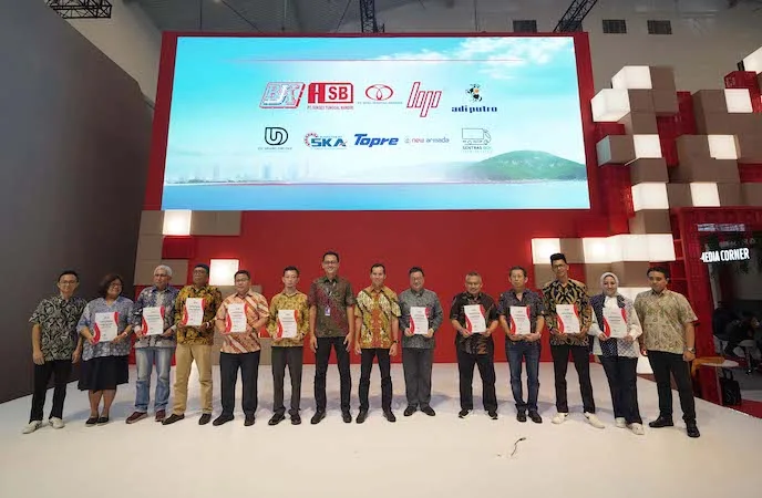 Isuzu Bagi Sertifikat Emas untuk 10 Karoseri Terbaik di GIIAS 2025