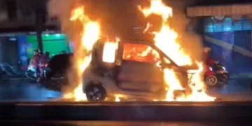 [Viral] Wuling Air ev Terbakar di Tengah Hujan Deras Kota Bandung