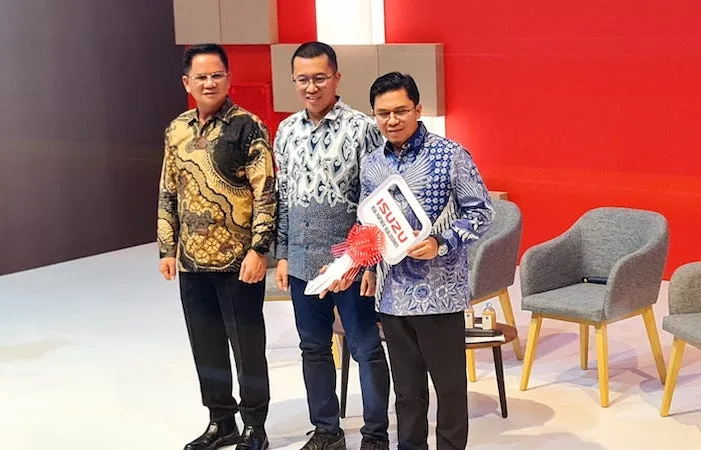 Isuzu Gandeng Transjakarta Hadirkan ELF NQR Minitrans di GIIAS 2025