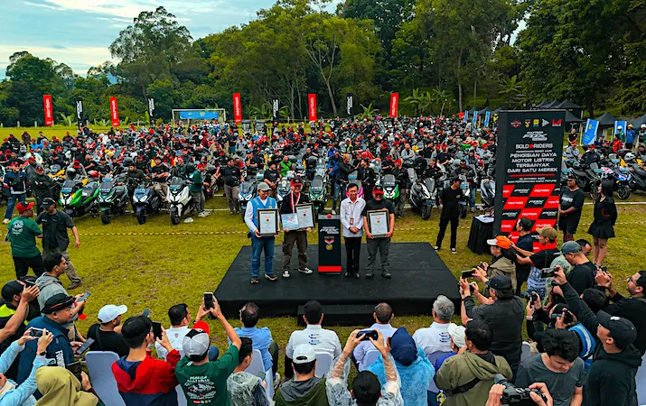 Komunitas Pengendara Motor Listrik Polytron bersama PT PLN (Persero) Berhasil Pecahkan Rekor MURI Pengisian Daya Motor Listrik Terbanyak dari Satu Merek