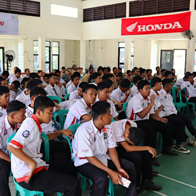 Astra Honda Berbagi Ilmu (AHBI) Sambangi SMK Negeri 2 Kabupaten Tangerang, Kupas Teknologi New Honda PCX 160