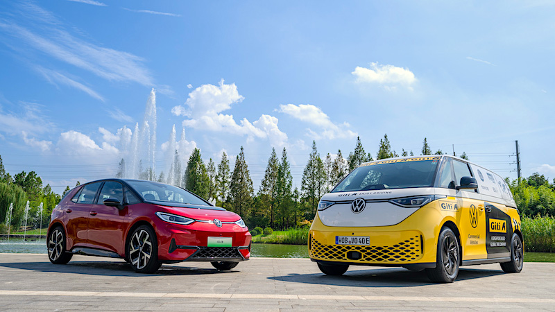 Rainer Zietlow, pemegang delapan rekor dunia Guinness, kembali mencatat sejarah dengan Volkswagen ID. BUZZ LWB