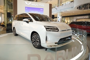 Wuling Menampilkan Lini Produk Lengkap Mulai Dari ICE, Hybrid hingga EV di Mall Central Park
