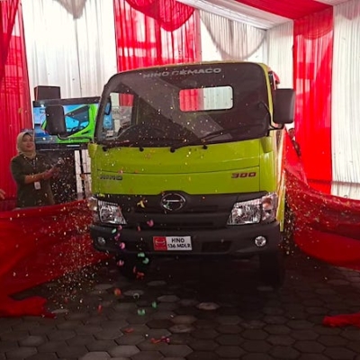 Menjawab Kebutuhan Logistik Jawa Tengah, Hino300 – 136 MDLR Resmi Hadir di Solo dan Semarang