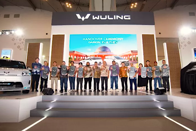 Wuling Gelar Seremoni Penyerahan Unit Darion Ke Konsumen di Permata Bank GJAW 2025