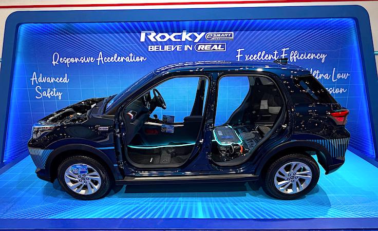 Daihatsu Ambil Momentum GJAW 2025 Dengan Serahkan 3 Unit Pertama Rocky Hybrid