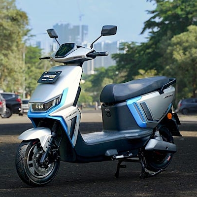 Sekali Coba, Langsung Jatuh Cinta: Sensasi Baru Naik Motor Listrik United MT1500