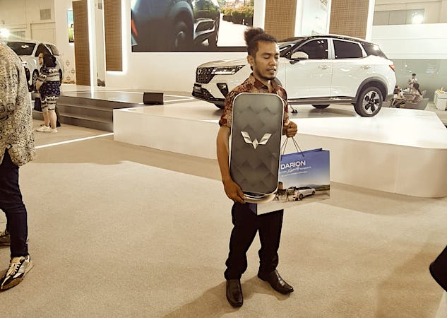 Wuling Gelar Seremoni Penyerahan Unit Darion Ke Konsumen di Permata Bank GJAW 2025