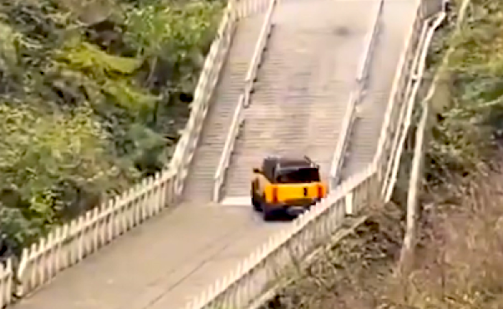 Aksi Ekstrem Chery di Gunung Tianmen Gagal Total: Pagar Rusak, SUV Meluncur Mundur