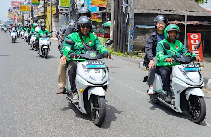 Kolaborasi Strategis ALVA, Grab, dan AIZEN Indonesia, Mendefinisikan Ulang Pengalaman Ride-Hailing dengan Motor Listrik ALVA N3