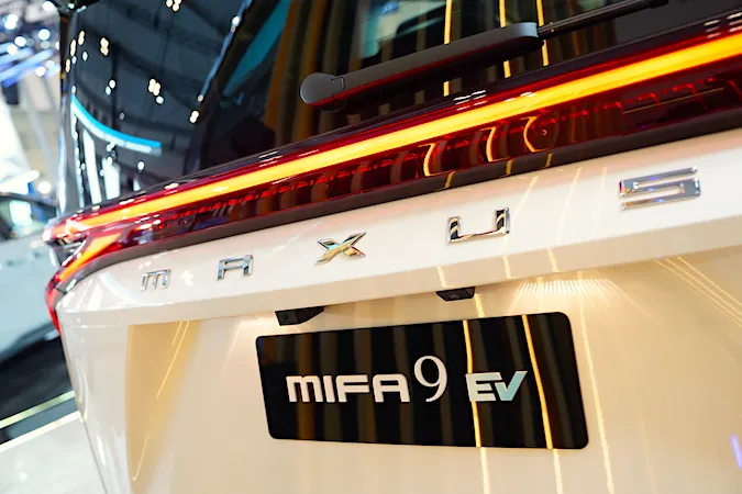 Kolaborasi Dahsyat MAXUS & Grab Era Baru Taksi Sultan di Indonesia Dimulai!