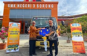 Perluas Manfaat ke Penjuru Negeri, KTB Mendonasikan Mitsubishi Fuso Colt Diesel Kepada SMK Negeri 3 Sorong