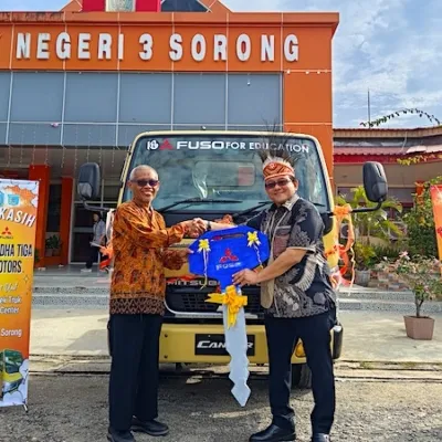 Perluas Manfaat ke Penjuru Negeri, KTB Mendonasikan Mitsubishi Fuso Colt Diesel Kepada SMK Negeri 3 Sorong