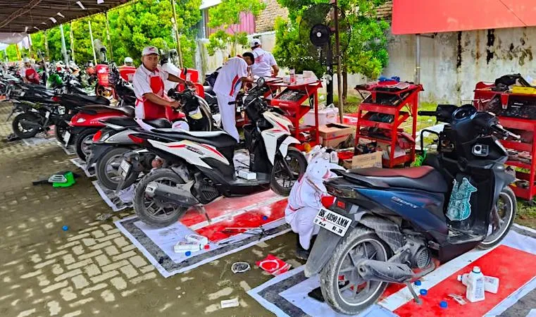 AHM Beri Service Motor Gratis dan Bangun Sarana Air Bersih untuk Korban Bencana di Sumatera