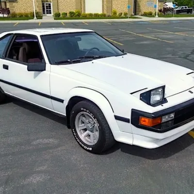 Toyota Supra MK2 atau A60 adalah ikon sport car 80-an dengan mesin inline-6, desain pop-up headlamp, dan DNA performa murni Toyota