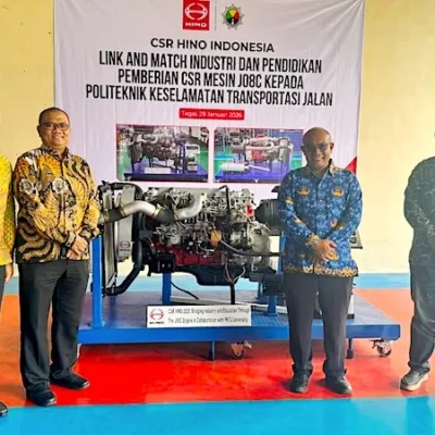 Perkuat Sinergi, Hino Dorong Link and Match Industri – Pendidikan  Lewat CSR Mesin J08C ke PKTJ