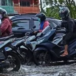 Tips Aman Menerobos Hujan Deras dengan Sepeda Motor