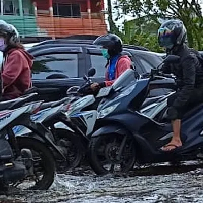 Tips Aman Menerobos Hujan Deras dengan Sepeda Motor