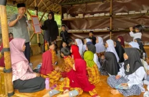 Hino Bangun Saung Baca di Desa Ciwangi Purwakarta, Dorong Literasi Anak
