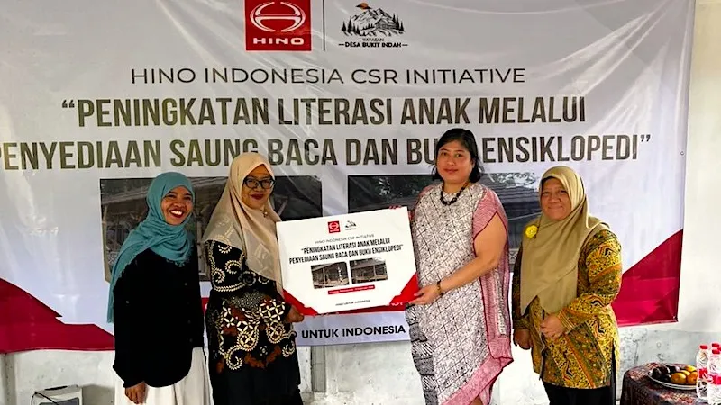 Hino Bangun Saung Baca di Desa Ciwangi Purwakarta, Dorong Literasi Anak