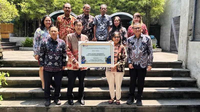 Hino Perkuat Pendidikan Vokasi Bersama Universitas Udayana Lewat Program CSR Simulator Transmisi Dan Komponen Utama Mesin