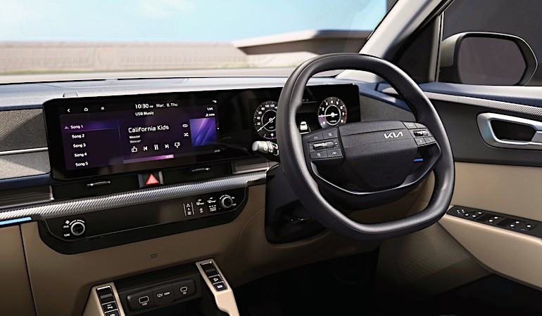 Segmen MPV keluarga kembali kedatangan pemain yang tidak sekadar mengandalkan kabin luas dan kursi banyak. Kia Sales Indonesia resmi mulai memasarkan The All New Carens pada ajang Indonesia International Motor Show (IIMS) 2026, dengan positioning jelas: MPV modern yang dibuat untuk keluarga dinamis yang butuh kendaraan serbaguna, nyaman, sekaligus punya fitur keselamatan aktif yang benar-benar bekerja nyata.

Kehadiran The All New Carens menjadi jawaban Kia terhadap perubahan pola mobilitas keluarga Indonesia yang semakin menuntut kendaraan multifungsi, namun tetap menawarkan pengalaman berkendara yang lebih modern dan premium.

“The All New Carens kami rancang dengan fokus pada pengalaman berkendara yang benar-benar dirasakan oleh keluarga Indonesia. Mulai dari desain yang lebih ekspresif, ruang kabin yang mudah beradaptasi, hingga teknologi keselamatan yang bekerja aktif di berbagai situasi, semuanya kami satukan agar Carens bisa menjadi partner mobilitas keluarga dalam jangka panjang,” ujar Aviandra Pradipta, Head of Product Kia Sales Indonesia.

CBU dari India, Carens Tampil sebagai MPV Adaptif dengan Dua Karakter

Berbeda dari banyak MPV di kelasnya, The All New Carens didatangkan utuh (Completely Built-Up/CBU) dari India. Status CBU ini sekaligus menunjukkan bahwa Carens hadir membawa spesifikasi global secara penuh, tanpa banyak kompromi.

Kia memposisikan Carens sebagai MPV modern yang adaptif melalui dua pilihan konfigurasi tempat duduk:

6-seater dengan karakter luxury premium, yang umumnya menawarkan layout lebih eksklusif untuk keluarga kecil dengan kebutuhan kenyamanan tinggi.

7-seater yang lebih fungsional, ideal untuk keluarga besar yang membutuhkan fleksibilitas daya angkut penumpang.

Dari sisi ruang, Carens mengedepankan konsep kabin fleksibel yang mudah disesuaikan. Tata ruangnya dirancang agar tetap lapang, mudah diakses, serta mendukung kebutuhan mobilitas modern—baik untuk aktivitas harian di dalam kota maupun perjalanan jarak menengah.

Mesin Smartstream 1.5 + IVT: Performa Halus untuk Pemakaian Harian

Untuk sektor dapur pacu, The All New Carens dibekali mesin 1.5L Smartstream Gamma II DOHC Dual CVVT. Mesin ini menjadi salah satu kekuatan utama Carens karena menawarkan karakter yang seimbang antara performa dan efisiensi.

Spesifikasi outputnya cukup solid di kelas MPV keluarga:

Tenaga: 115 PS

Torsi: 144 Nm

Mesin tersebut dipadukan dengan Intelligent Variable Transmission (IVT). Dibandingkan transmisi otomatis konvensional, IVT dirancang untuk menghasilkan karakter perpindahan tenaga yang lebih halus, minim hentakan, dan nyaman terutama saat menghadapi kondisi stop-and-go di jalan perkotaan.

Kombinasi Smartstream dan IVT ini memperkuat positioning Carens sebagai MPV yang fokus pada kenyamanan berkendara jangka panjang, bukan sekadar akselerasi agresif.

ADAS Jadi Senjata Utama: Sistem Keselamatan Aktif yang Bekerja Real-Time

Masuk ke sektor keselamatan, Kia menegaskan bahwa Carens tidak hanya mengandalkan fitur pasif, tetapi juga membawa teknologi aktif berbasis sensor yang dapat membantu pengemudi dalam berbagai situasi.

The All New Carens sudah dibekali Advanced Driver Assistance System (ADAS), termasuk:

Forward Collision Warning (FCW)

Forward Collision Avoidance Assist (FCA)

Kedua fitur ini dirancang untuk mengantisipasi potensi tabrakan depan dengan sistem peringatan serta intervensi pengereman otomatis.

Selain itu, tersedia pula:

Lane Keeping Assist (LKA)

Lane Follow Assist (LFA)

Fitur ini membantu kendaraan tetap berada di jalurnya secara konsisten, terutama saat perjalanan jauh atau ketika pengemudi menghadapi kondisi jalan monoton.

Kia juga membekali Carens dengan:

Smart Cruise Control (SCC) dengan Stop & Go

Fitur ini memungkinkan mobil menyesuaikan kecepatan otomatis mengikuti kendaraan di depan, termasuk saat kondisi macet yang mengharuskan kendaraan berhenti dan berjalan kembali.

Perlindungan Menyeluruh: 6 Airbags hingga Surround View Monitor

Kia melengkapi Carens dengan sistem proteksi komprehensif, termasuk:

6 airbags

Blind Spot Collision Warning & Avoidance Assist

Surround View Monitor

Blind Spot View Monitor

Forward & Reverse Parking Distance Warning

Tire Pressure Monitoring System (TPMS)

Kehadiran TPMS memastikan kondisi tekanan ban selalu terpantau, yang menjadi faktor penting dalam menjaga stabilitas kendaraan dan keamanan seluruh penumpang.

Seluruh sistem ini dirancang agar Carens mampu memberikan rasa aman bukan hanya bagi pengemudi, tetapi juga seluruh anggota keluarga yang berada di kabin.

Harga Resmi The All New Carens (OTR Jakarta)

Kia memasarkan The All New Carens dengan harga:

Trendy: mulai Rp 319.000.000

Motion: Rp 359.000.000

Signature: Rp 399.000.000

Kesimpulan: Carens Bukan MPV Biasa, Tapi MPV Keluarga yang Sudah “Naik Kelas”

Dengan konfigurasi kabin fleksibel, mesin Smartstream yang efisien, transmisi IVT yang halus, serta fitur ADAS yang lengkap, The All New Carens tampil sebagai MPV keluarga yang tidak lagi hanya menjual kapasitas, melainkan menawarkan teknologi aktif yang benar-benar relevan untuk kebutuhan mobilitas masa kini.

Carens jelas diarahkan sebagai MPV keluarga modern yang siap menjadi alternatif serius bagi konsumen yang ingin kendaraan serbaguna, namun tetap punya rasa premium dan perlindungan maksimal di setiap perjalanan.