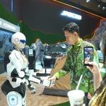 Robot Humanoid AiMOGA JAECOO Bikin Heboh IIMS 2026! Bisa Bicara, Menari, Sampai Buka Bagasi Mobil