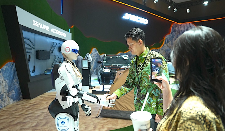 Robot Humanoid AiMOGA JAECOO Bikin Heboh IIMS 2026! Bisa Bicara, Menari, Sampai Buka Bagasi Mobil