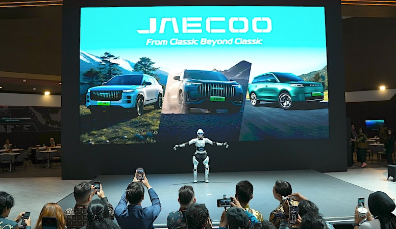 Robot Humanoid AiMOGA JAECOO Bikin Heboh IIMS 2026! Bisa Bicara, Menari, Sampai Buka Bagasi Mobil