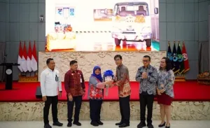 Hino Serahkan Hino300 ke Poltrada Bali, Perkuat Pendidikan Vokasi Otomotif