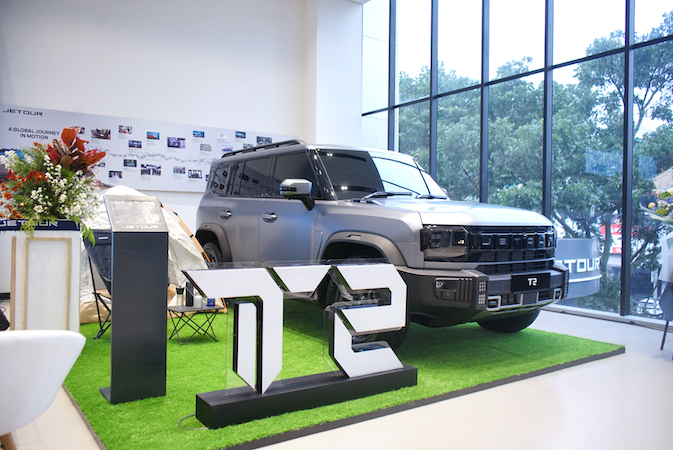 PT JETOUR Sales Indonesia kembali menekan pedal ekspansi jaringan nasional dengan meresmikan showroom JETOUR BKR, yang menjadi showroom JETOUR kedua di Kota Bandung. Kehadiran fasilitas baru ini tidak sekadar menambah titik penjualan, tetapi menjadi sinyal kuat bahwa JETOUR semakin serius menggarap pasar Jawa Barat—wilayah yang dikenal agresif dalam pertumbuhan tren SUV, lifestyle mobility, dan kebutuhan kendaraan keluarga. Bandung dipilih bukan tanpa alasan. Kota ini memiliki karakter pasar otomotif yang unik: konsumen cenderung sensitif pada desain, fitur modern, serta pengalaman layanan purna jual. Faktor inilah yang membuat JETOUR memposisikan showroom BKR sebagai “etalase utama” untuk mendekatkan brand, produk, dan standar layanan global kepada calon pengguna di Bandung dan sekitarnya. “Bandung merupakan salah satu kota dengan perkembangan industri otomotif yang sangat dinamis serta memiliki karakter konsumen yang selaras dengan semangat Travel+ dari JETOUR. Kehadiran showroom ini menjadi wujud komitmen kami untuk menghadirkan layanan yang lebih dekat, sekaligus memperkuat kepercayaan konsumen terhadap brand JETOUR di Indonesia,” ujar Peter Zhang, President Director PT JETOUR Sales Indonesia. Showroom 1.500 m², 4 Lantai: Bukan Dealer Biasa Berbeda dari konsep dealer standar, showroom JETOUR BKR hadir dengan skala besar dan desain yang jelas diarahkan untuk memberikan pengalaman premium. Showroom ini berdiri dengan luas bangunan lebih dari 1.500 m², terdiri dari empat lantai, dan berlokasi strategis di: Jl. BKR Lkr. Sel. No.7, Ancol, Kec. Regol, Kota Bandung, Jawa Barat 40265 JETOUR mengemas showroom ini sebagai fasilitas layanan terpadu, di mana konsumen tidak hanya datang untuk membeli unit, tetapi juga mendapatkan ekosistem kepemilikan kendaraan secara menyeluruh. Fasilitas yang tersedia mencakup: Service Bay untuk perawatan dan pemeriksaan kendaraan Showroom display area untuk seluruh lineup JETOUR Waiting Room dengan konsep kenyamanan premium JETOUR Life Corner, area lifestyle khas brand Kids Corner untuk keluarga yang membawa anak Test Drive Area untuk pengalaman berkendara langsung Delivery Area untuk prosesi serah terima kendaraan Rangkaian fasilitas tersebut menunjukkan bahwa JETOUR ingin membangun persepsi sebagai brand SUV modern yang tidak hanya menjual produk, tetapi juga menjual pengalaman. Bandung Jadi Etalase Lini Family Travel Series dan Off-road Series Dengan showroom baru ini, konsumen Bandung kini bisa mengakses langsung seluruh portofolio SUV JETOUR, mulai dari segmen family SUV hingga off-road SUV yang sedang naik daun. Pada lini Family Travel Series, JETOUR menonjolkan dua model utama: JETOUR DASHING SUV bergaya modern yang diposisikan untuk pengguna urban dengan kebutuhan mobilitas aktif. Model ini membawa karakter desain sporty dan teknologi yang menyesuaikan kebutuhan pasar perkotaan. JETOUR X70 Plus SUV 7-seater yang menonjolkan kabin lega, cocok untuk kebutuhan keluarga. X70 Plus diarahkan sebagai pilihan SUV yang menawarkan kenyamanan perjalanan jarak jauh, baik untuk kebutuhan harian maupun wisata keluarga. Sementara itu, bagi pasar yang lebih spesifik, JETOUR juga menghadirkan lini Off-road Series lewat: JETOUR T2 SUV dengan karakter petualang yang mengincar konsumen pecinta eksplorasi, overlanding, dan aktivitas outdoor. Model ini sekaligus memperkuat positioning JETOUR sebagai brand yang tidak hanya bermain di SUV “city use”, tetapi juga merambah segmen adventure lifestyle. JETOUR Perluas Jaringan: Bandung Jadi Kunci Jawa Barat Selain JETOUR BKR Bandung, Avante Mandala Motorindo sebelumnya juga telah meresmikan jaringan lain seperti: JETOUR Batu Tulis (Jakarta Pusat) JETOUR Palembang (Sumatera Selatan) Perluasan ini memperlihatkan strategi JETOUR yang agresif dalam membangun coverage nasional. Hingga saat ini, JETOUR telah mengoperasikan 22 showroom secara nasional dan menargetkan 40 showroom pada tahun mendatang. Target ini jelas bukan sekadar angka, melainkan bagian dari strategi untuk memperkuat kesiapan layanan purna jual, suku cadang, dan service support di berbagai wilayah—yang sering menjadi pertimbangan utama konsumen Indonesia sebelum membeli kendaraan baru. Harga Eksklusif Bandung: T2 Turun, DASHING & X70 Plus Mulai Rp 381 Jutaan Menariknya, pembukaan showroom Bandung juga dibarengi dengan strategi harga yang cukup agresif. Untuk pasar Bandung, JETOUR menawarkan harga khusus: JETOUR T2: Rp 575.000.000* (normal Rp 595.000.000) JETOUR DASHING: mulai Rp 381.800.000* OTR Bandung JETOUR X70 Plus: mulai Rp 391.800.000* OTR Bandung Harga ini menjadi senjata penting untuk menembus pasar SUV yang selama ini didominasi brand Jepang dan Korea, terutama di segmen SUV keluarga. Garansi Panjang Jadi Senjata Utama JETOUR JETOUR juga memperkuat value proposition lewat paket garansi yang terbilang sangat kompetitif. Untuk pembelian JETOUR DASHING dan JETOUR X70 Plus, konsumen mendapat: Garansi mesin hingga 10 tahun atau 1.000.000 km Garansi kendaraan 6 tahun tanpa batas kilometer Gratis perawatan berkala hingga 3 tahun Sementara untuk pembelian JETOUR T2, benefit yang diberikan meliputi: Garansi kendaraan & mesin 6 tahun tanpa batas kilometer Free maintenance 3 tahun atau 45.000 km Termasuk spare part dan biaya jasa Strategi ini jelas diarahkan untuk menghapus kekhawatiran konsumen terkait durabilitas produk baru di Indonesia—terutama untuk brand yang sedang membangun kepercayaan pasar. Kesimpulan: JETOUR Siap “Main Serius” di Bandung Peresmian showroom JETOUR BKR Bandung menjadi langkah penting untuk memperkuat pijakan brand di Jawa Barat. Dengan fasilitas empat lantai, layanan terpadu, lineup SUV lengkap, serta paket garansi agresif, JETOUR menunjukkan bahwa mereka bukan sekadar “pemain baru”, tetapi brand yang siap bersaing di level nasional. Ekspansi ini sekaligus mempertegas filosofi Travel+, yang menjadi DNA JETOUR: menghadirkan kendaraan yang mendukung perjalanan lebih nyaman, aman, dan menyenangkan untuk berbagai gaya hidup masyarakat Indonesia. Bandung kini bukan hanya pasar potensial—tetapi sudah menjadi salah satu medan tempur utama JETOUR untuk membuktikan diri.