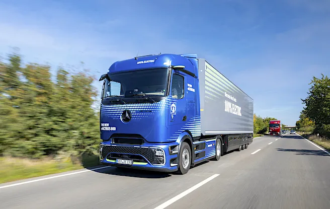 Mercedes-Benz Trucks Merayakan “130 Years Trucks” Melalui Rekonstruksi Truk Pertama di Dunia
