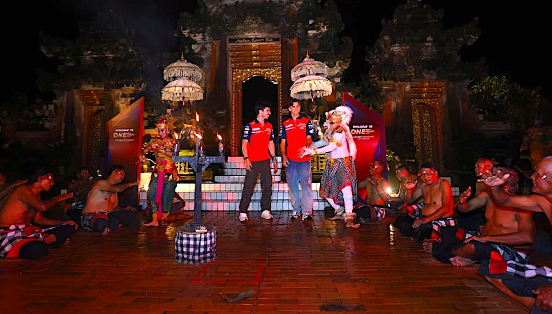 Disambut Tari Kecak, Pebalap Honda di MotoGP Lanjut Kopdar Bareng Bikers Bali